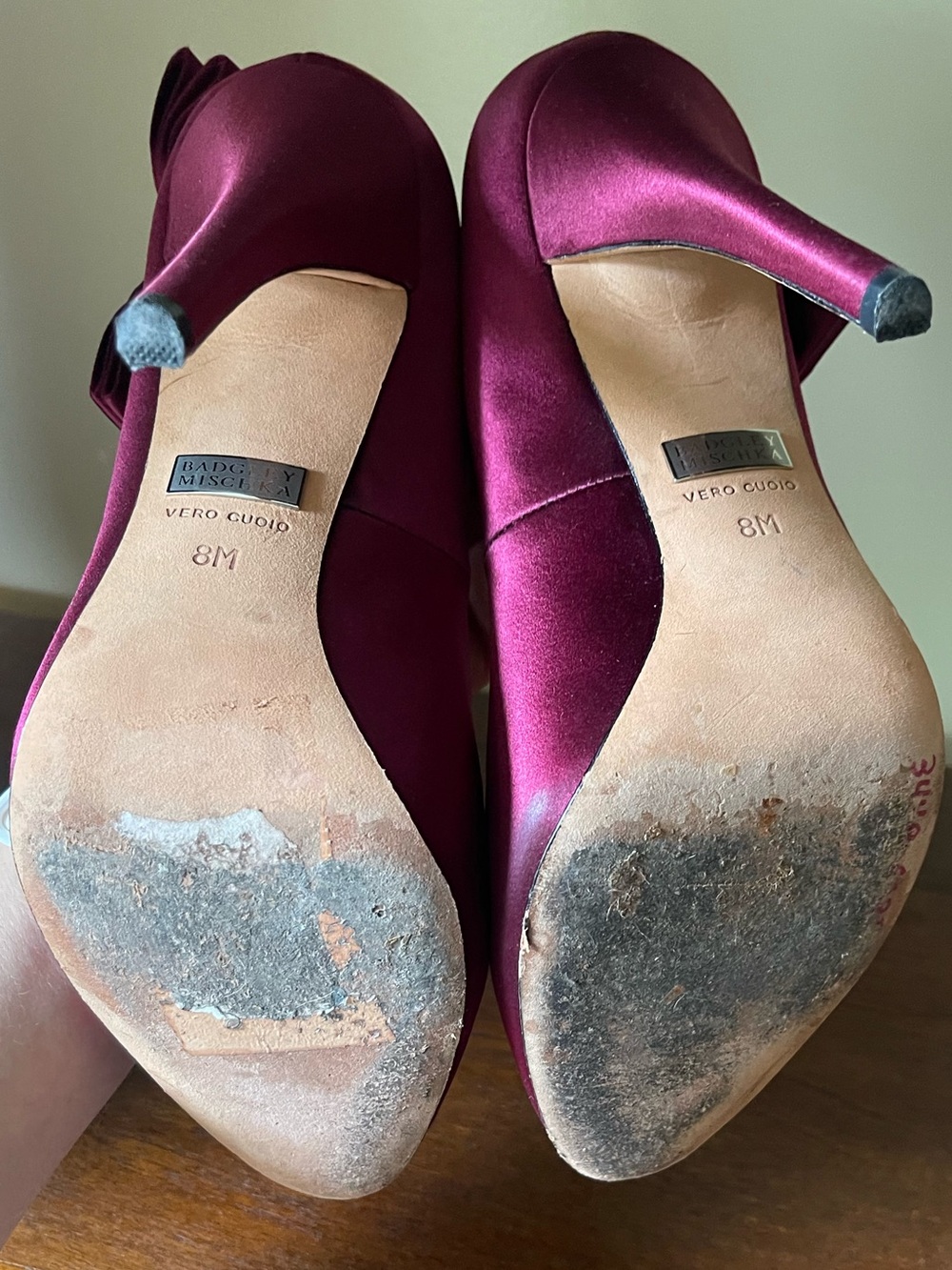 Badgley Mischka Burgundy Satin Bow Pumps Size 8M Formal Heels - Picture 8 of 8